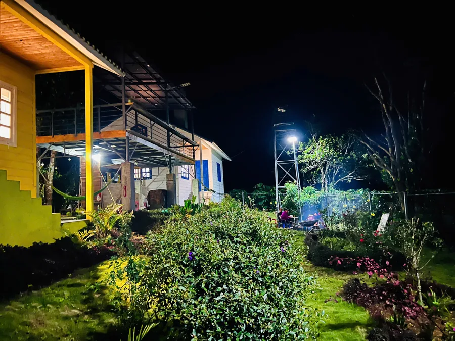 Hiên nhà sáng đèn buổi tối, có sân để xe