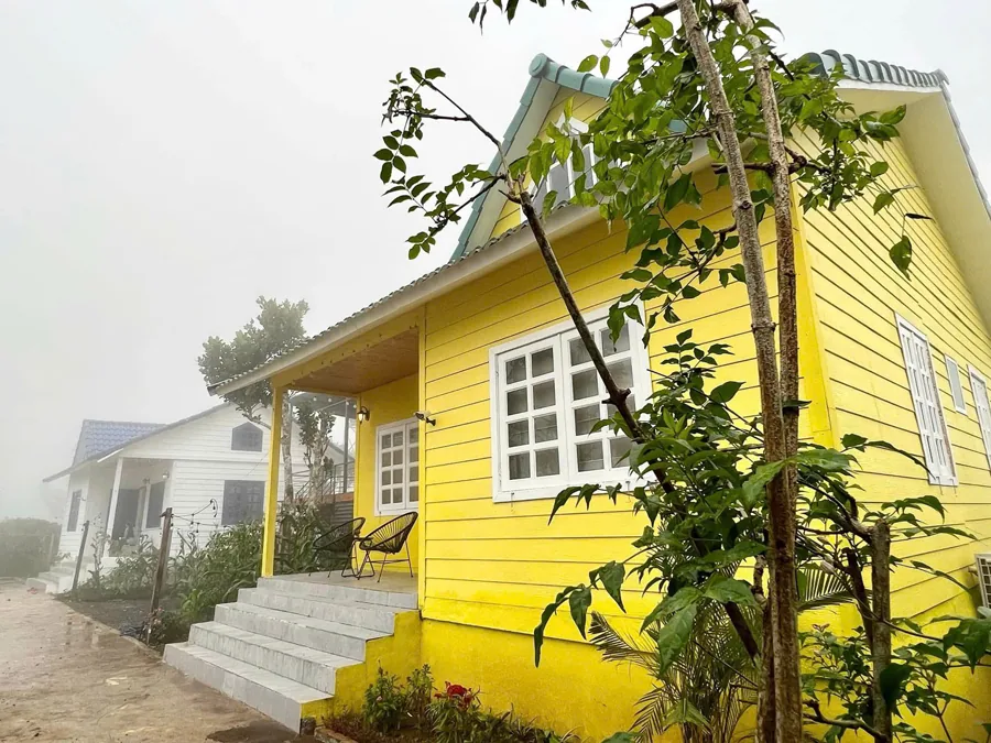 Nhà gỗ trong sương sớm — mùa ẩm lạnh ở vùng hồ